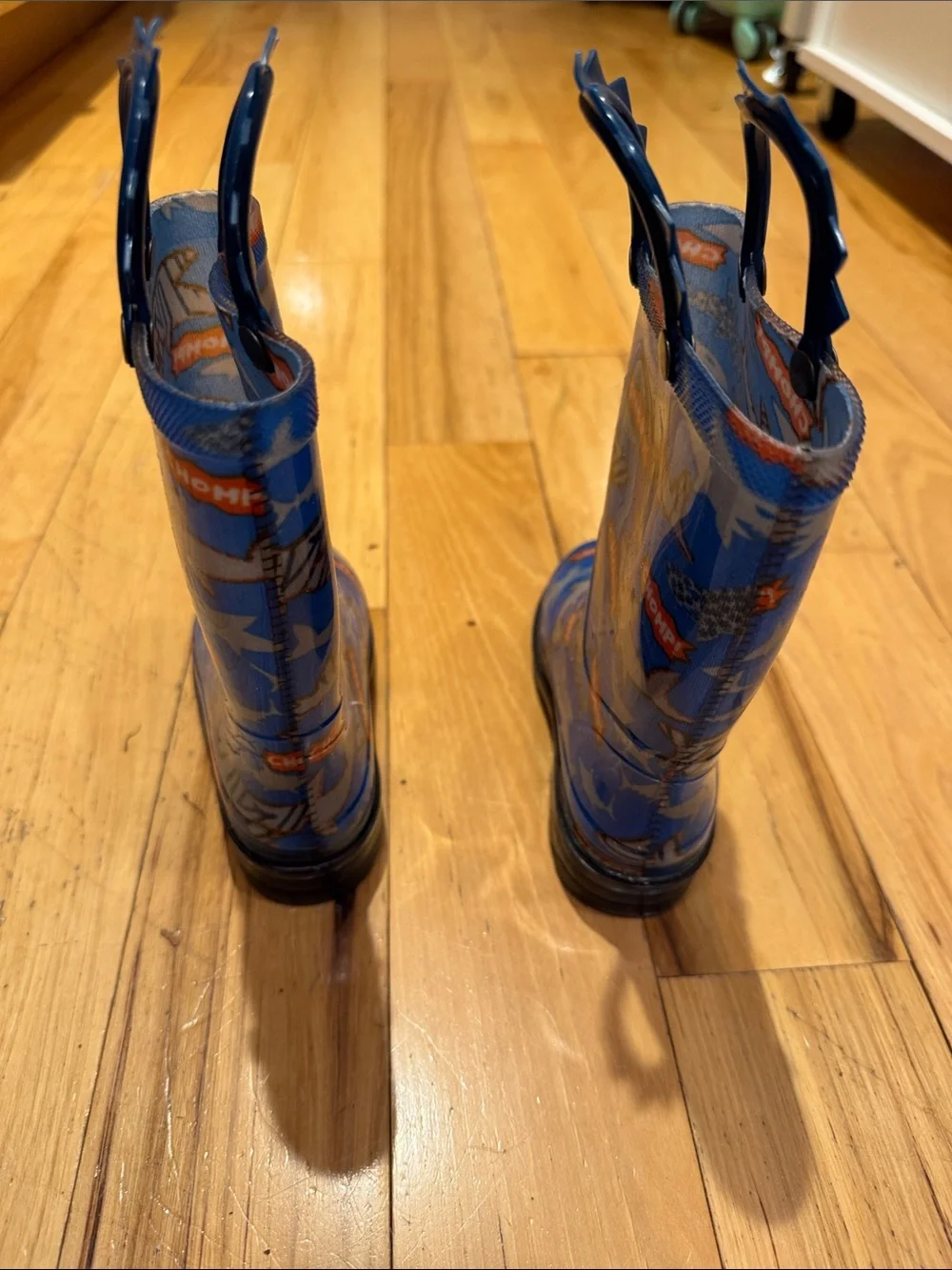 Children's Blue size 7/8 Light up Shark-Print Rain Boots with Easy Pull Handles